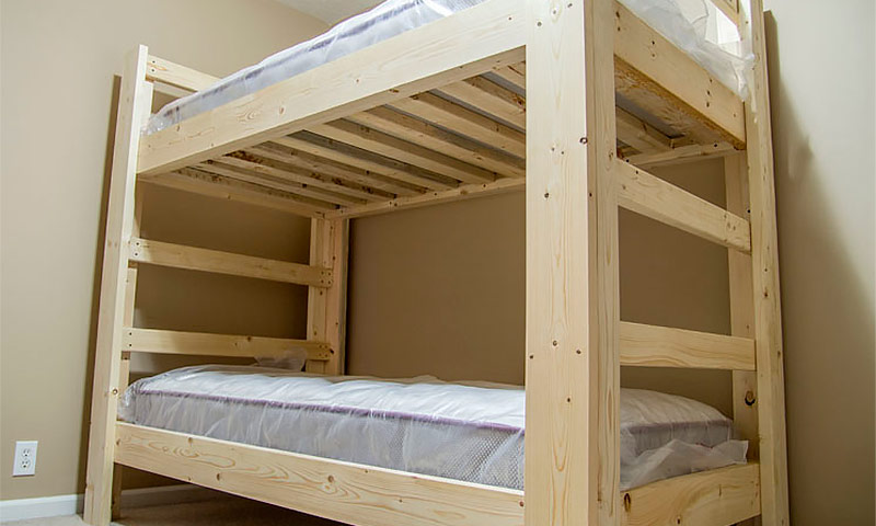 Do-it-yourself bunk bed na gawa sa kahoy