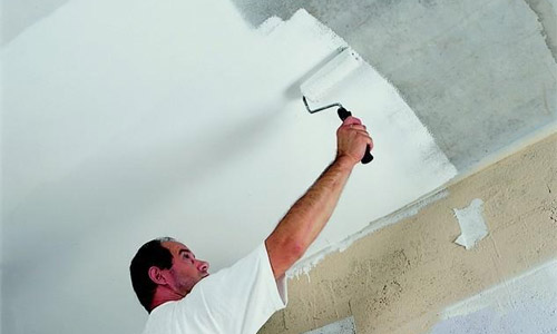 Nettoyage à la chaux du plafond à l'aide de peinture à la chaux, à la chaux ou à l'eau