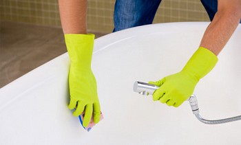 Comment laver un bain acrylique