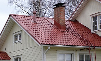 Enheten på ett tak från en metallplatta
